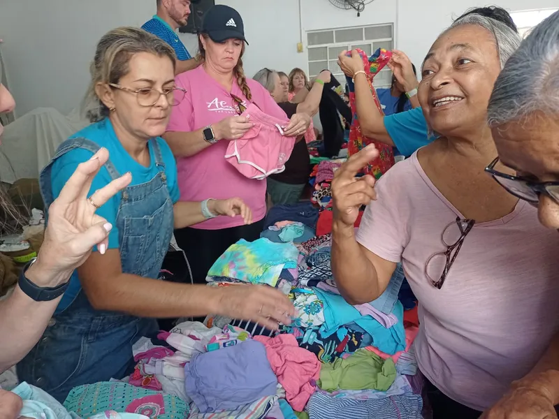 Nas comunidades carentes, o grupo também distribuiu roupas