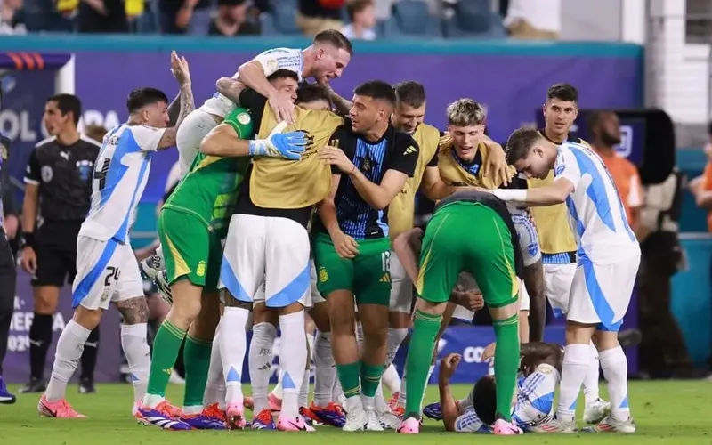 Jogadores argentinos celebram o gol do título da Copa América marcado por Lautaro Martínez