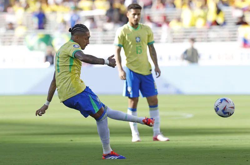 No primeiro tempo, Raphinha abriu o placar para o Brasil em bela cobrança de falta, mas tento foi insuficiente para garantir a segunda vitória e a liderança da chave na competição continental