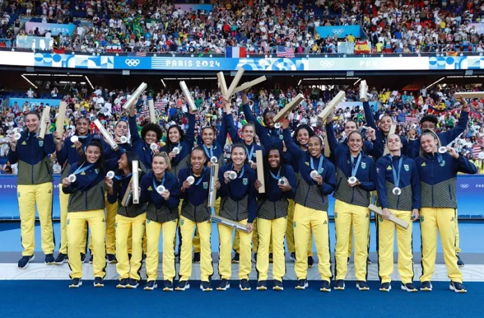 Seleção Brasileira feminina no pódio em Paris, com a prata