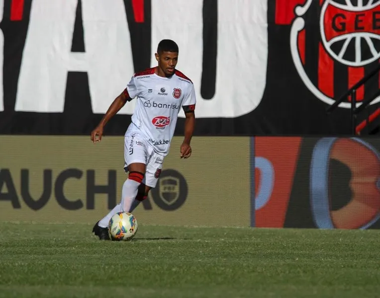 Atacante Robinho vinha sendo destaque do Brasil de Pelotas durante a disputa da Série D do Brasileirão, mas pediu desligamento do clube gaúcho para conseguir fechar contrato com o Azulão