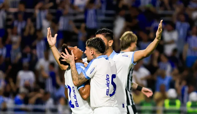 Momento de comemoração de um dos gols do Azulão, na vitória sobre o Figueirense, por 3 a 1
