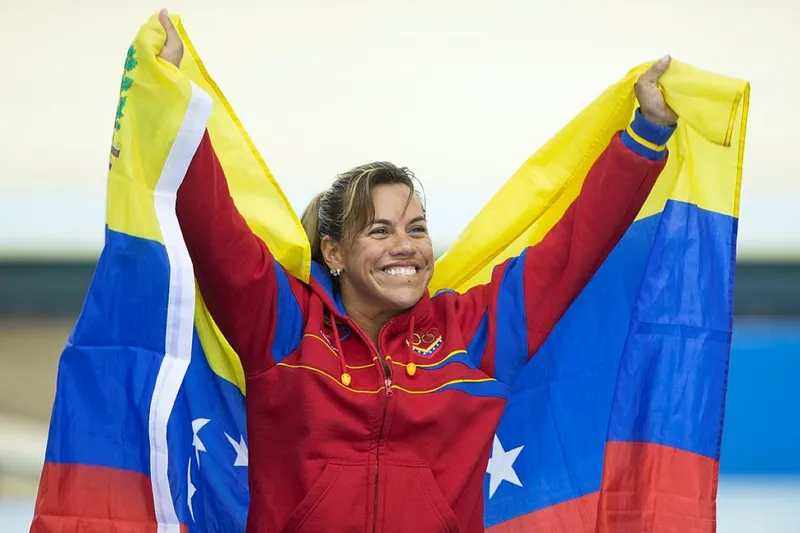 Daniela Larreal com badeira da Venezuela