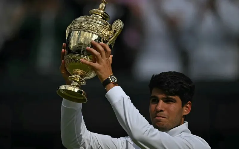 Carlos Alcaraz levanta o seu troféu de campeão, título conquistado nesse domingo (14)