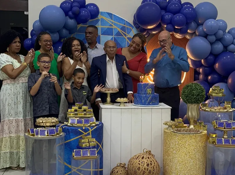 No salão social da igreja, o poeta penedense, de 99 anos, com a família, durante o momento dos parabéns