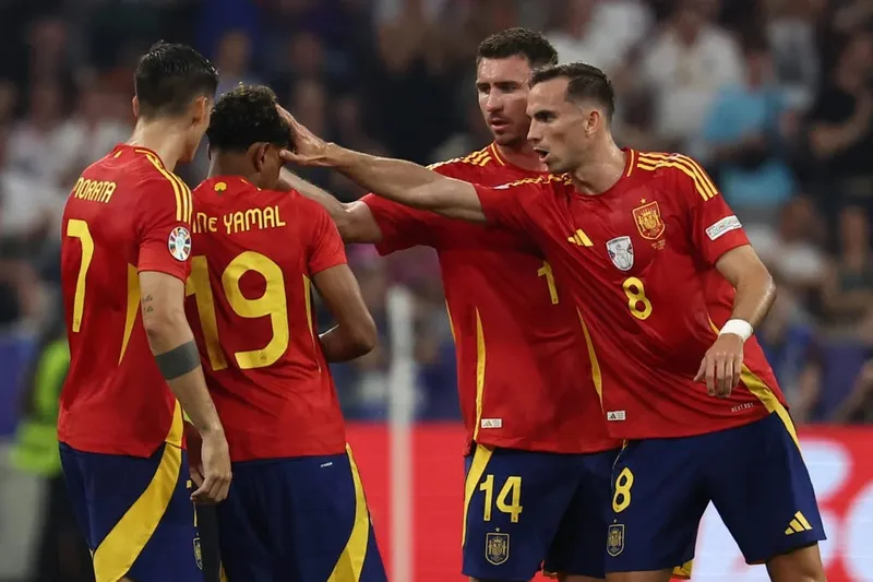 Lamine Yamal comemora com os companheiros o primeiro gol da Espanha, assinalado por ele