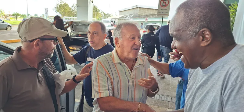 Zico, ladeado pelo jornalista Mário Lima e pelo ex-jogador Peu