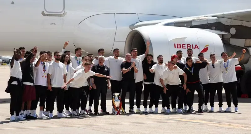 Elenco da Espanha quando desembarcou em Madri para festejar o título da Eurocopa 2024, conquistado nesse domingo (14)