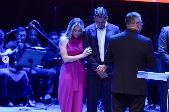 Ex-CRB e Seleção Brasileira, atacante Roberto Firmino agora é pastor, com a esposa, Larissa Pereira, na Manah Church