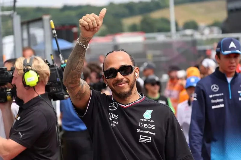 Lewis Hamilton, da equipe Mercedes-AMG, dá um sinal de positivo para os fãs