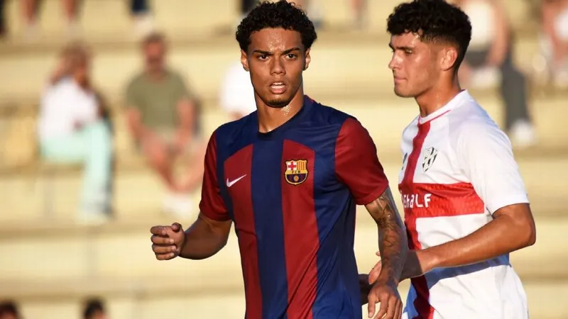 João Mendes, filho de Ronaldinho, em ação na base do Barcelona