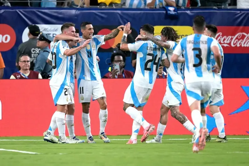 Jogadores da Argentina durante comemoração de gol na semifinal da Copa América, contra Canadá