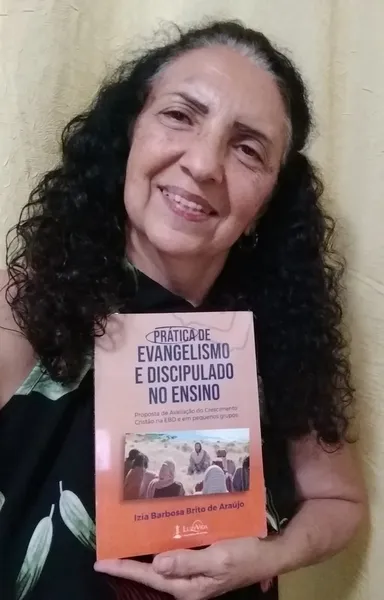 Professora Izia lança livro na Editora Vida e Luz; em agosto, a obra será apresentada em algumas igrejas