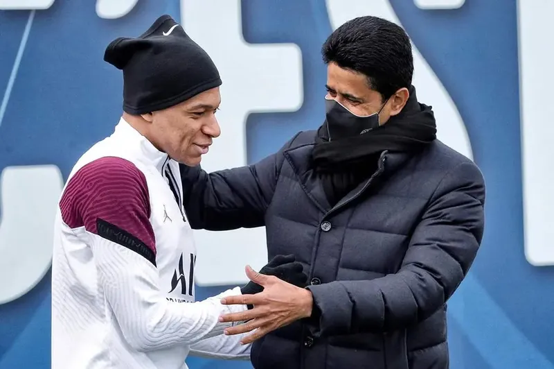 Mbappé e Nasser Al-Khelaifi, dono do PSG, antes da “briga”