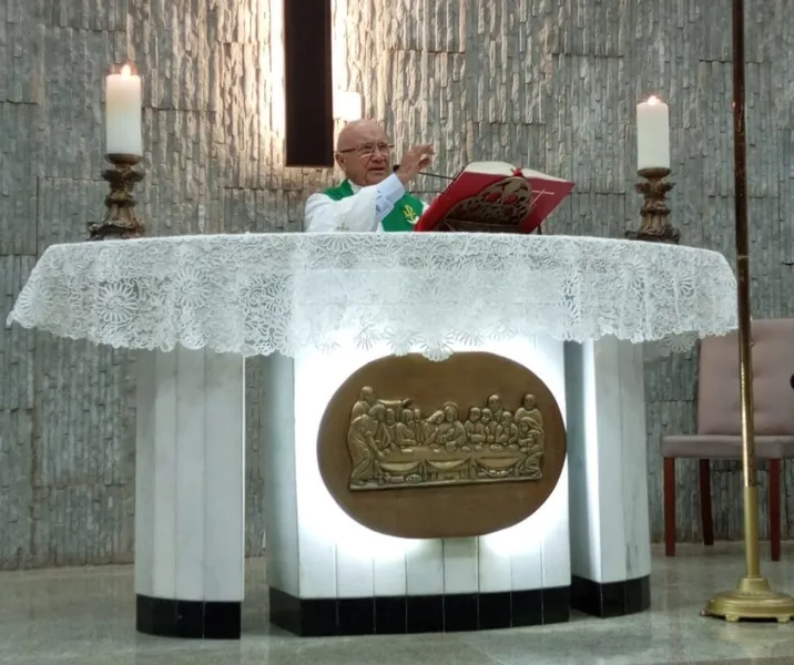 Monsenhor José Augusto, pároco de Santa Terezinha do Menino Jesus, informou que a iniciativa da doação foi comunitária
