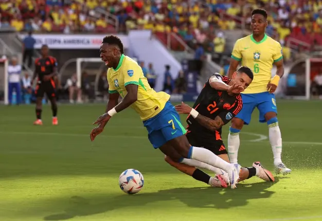Vinicius Junior derrubado na área em Brasil x Colômbia
