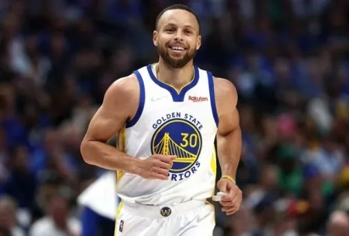 Stephen Curry acerta renovação milionária com os Warriors