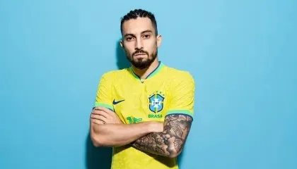 Alex Telles foi o escolhido de Dorival Jr., após atuações pelo Bota