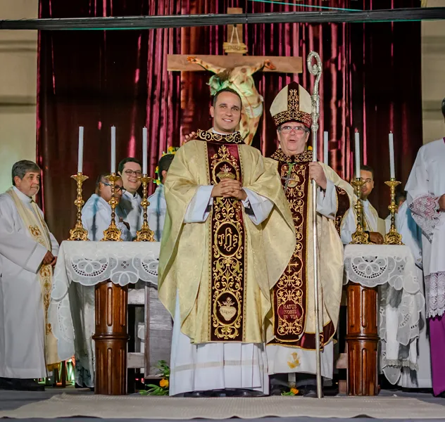 Padre Leandro Lira (à esq) com o arcebispo de Maceió, dom Beto Breis (à dir), durante a Ordenação Presbiteral, em Maragogi