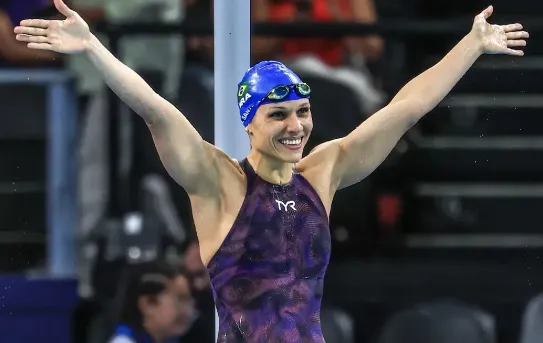 Nadadora brasileira Carol Santiago celebra a conquista de sua terceira medalha de ouro em Paris