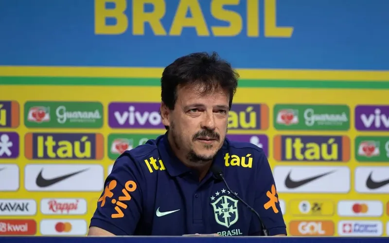 Fernando Diniz assinou contrato com a Raposa até dezembro de 2025