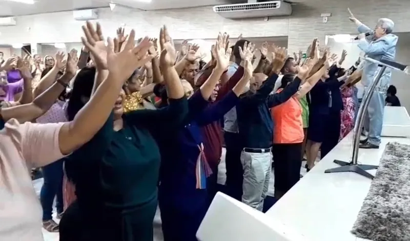 Muita gente busca cura milagrosa nos cultos das sextas-feiras na Quadrangular da Pajuçara