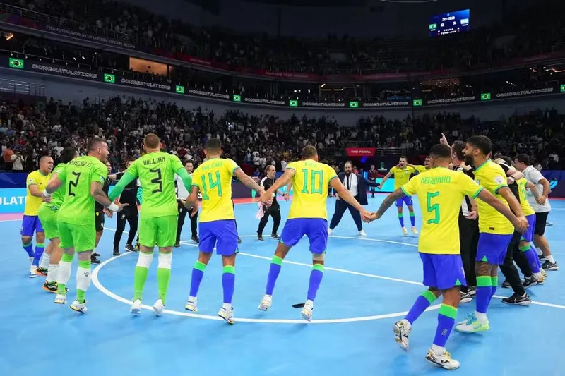 Seleção Brasileira comemora o hexa na Copa do Mundo de Futsal 2024, conquistado nesse domingo