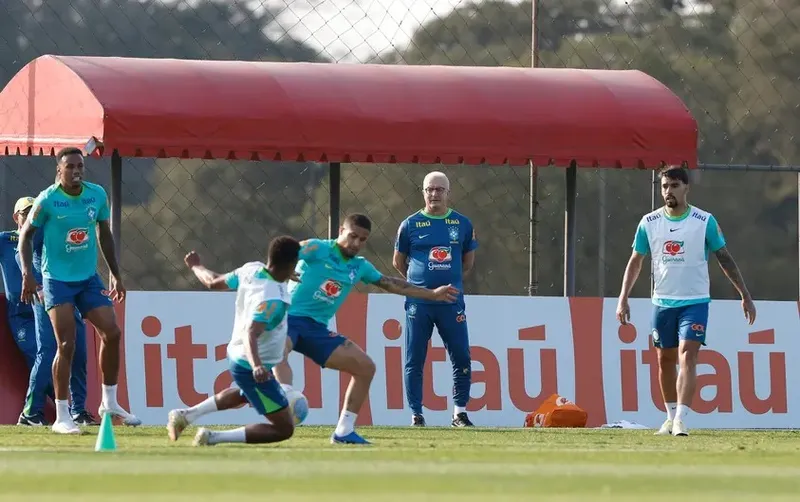 Técnico Dorival Júnior comandou treino com a Seleção completa
