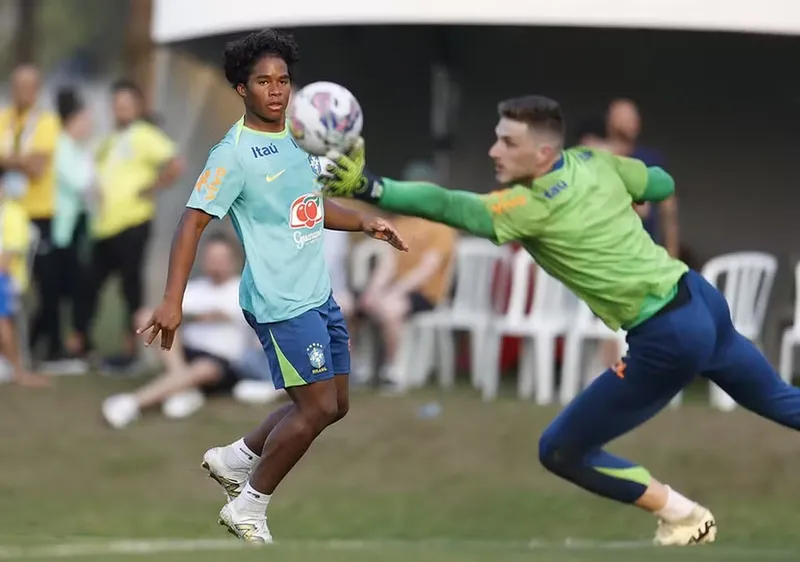 Endrick durante treino da Seleção Brasileiro, visando ao jogo contra o Paraguai, nesta terça-feira