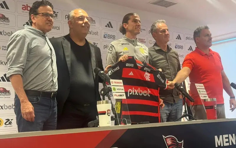 Filipe Luís, segurando a camisa, foi apresentado pelo Flamengo como técnico interino, nessa terça