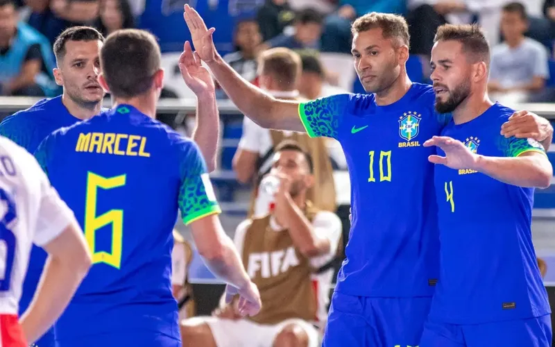 Jogadores do Brasil em quadra pela Copa do Mundo de Futsal