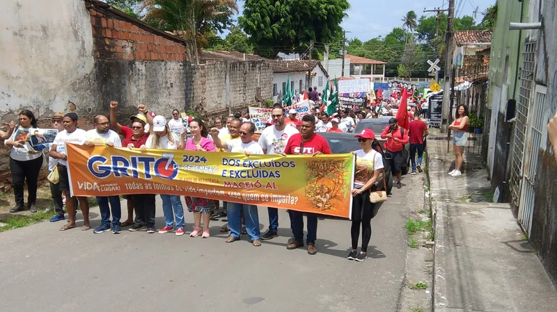 Manifestantes caminharam pelas ruas dos Flexais, exibindo faixas, cartazes e bandeiras contendo palavras de ordem