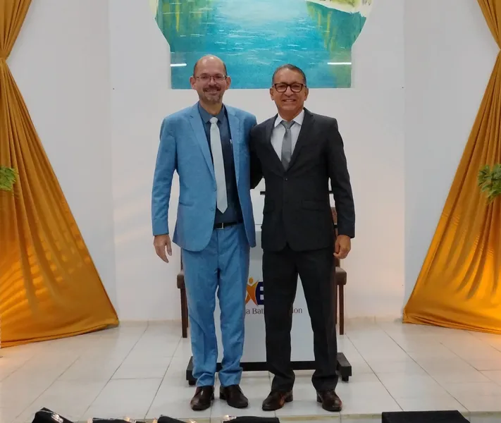 Pastor Jota (à direita), apresenta o pastor Jamerson, que pregou no culto de domingo (29)