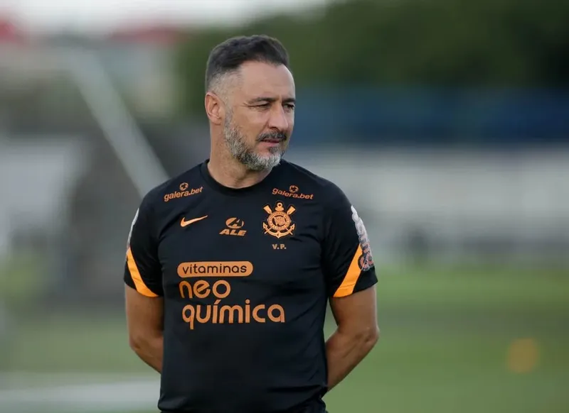 Vítor Pereira deixou o Corinthians sob muita revolta dos torcedores, depois de um ano vitorioso