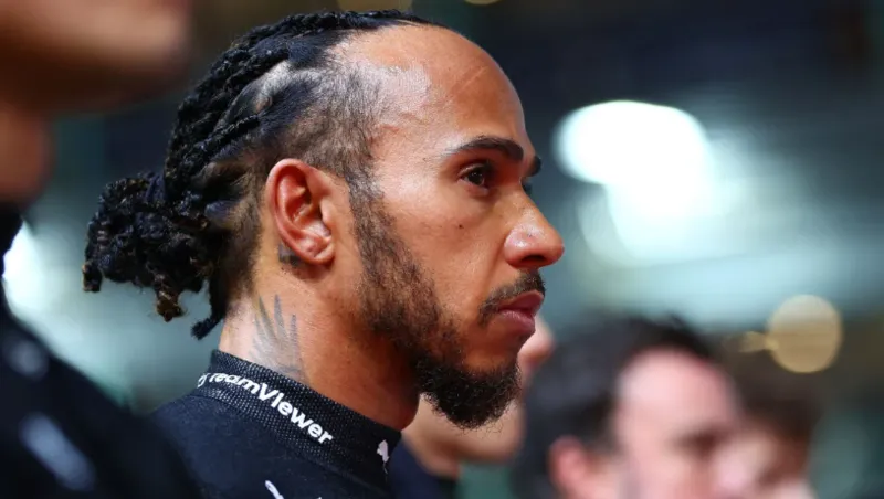 Lewis Hamilton observa o grid antes do GP de Singapura • Clive Rose