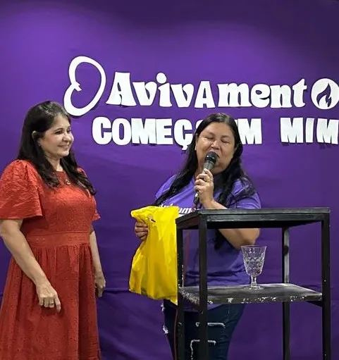 Diaconisa Catarina entrega uma lembrança à palestrante, irmã Ivana, e agradece pela reflexão