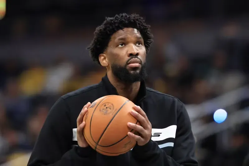 Joel Embiid se envolveu em confusão com jornalista