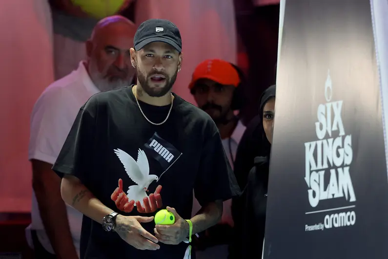 Neymar em aparição no Six Kings Slam, torneio de tênis realizado na Arábia Saudita