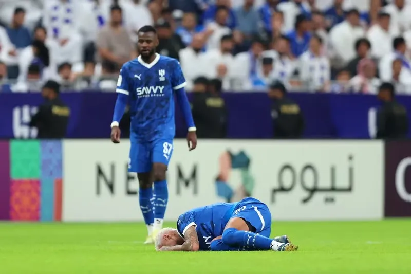 Neymar caído no gramado, após sofrer lesão durante a partida