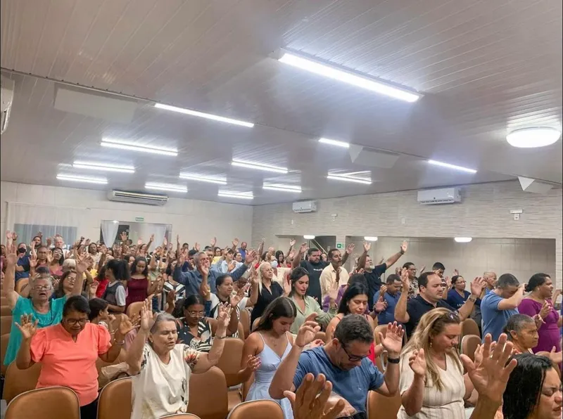 Reverendo é grato a Deus pela igreja ter muitos adoradores