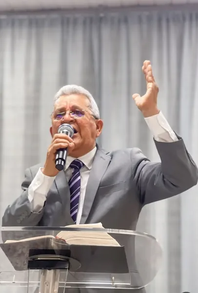 Pastor Cícero Menezes recomenda a leitura de Mateus 15:21-28, a história de cura da filha da mulher cananeia