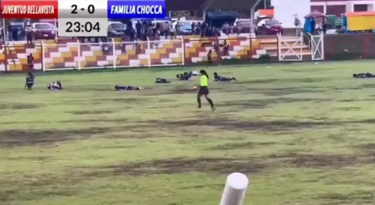 jogadores deitaram no chão por causa da tempestade