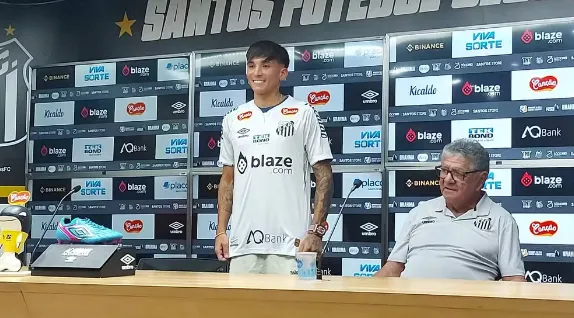 Laquintana é apresentado no Santos