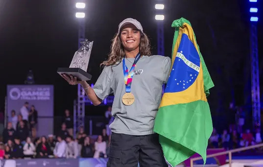 Rayssa Leal, a "Fadinha", levanta o troféu do Mundial em Roma