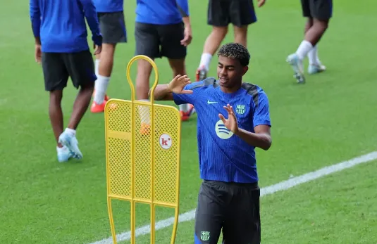 Lamine Yamal em treino pelo Barcelona