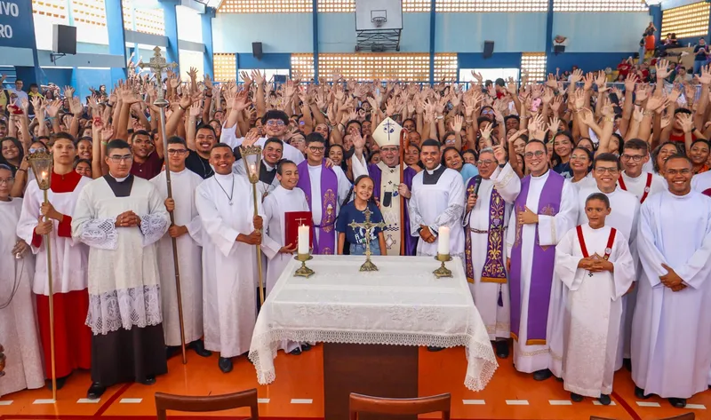Fiéis participaram do Dia da Juventude com missa e adoração