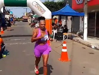 Carminha viralizou ao passar na linha de chegada e não parar