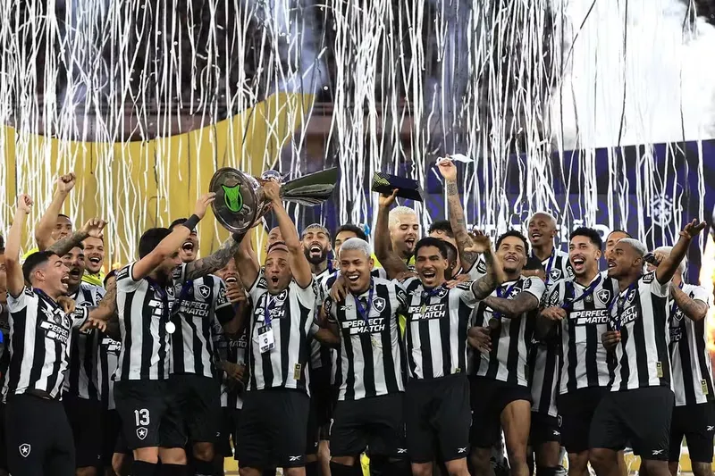 Jogadores do Botafogo com o troféu de campeão brasileiro 2024