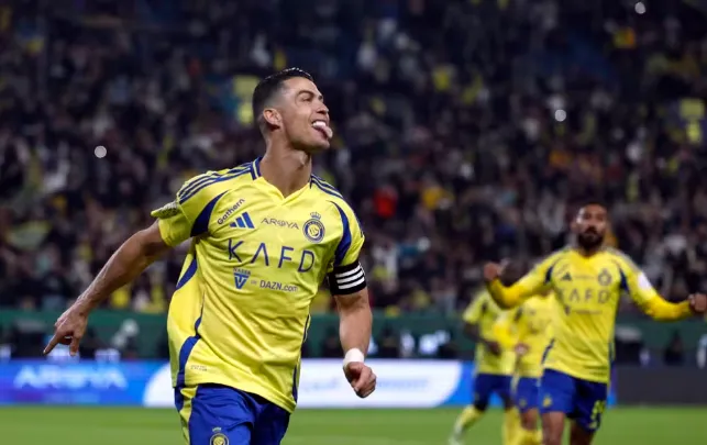 Cristiano Ronaldo marca para o Al-Nassr em duelo contra o Al-Okhdood, no Campeonato Saudita