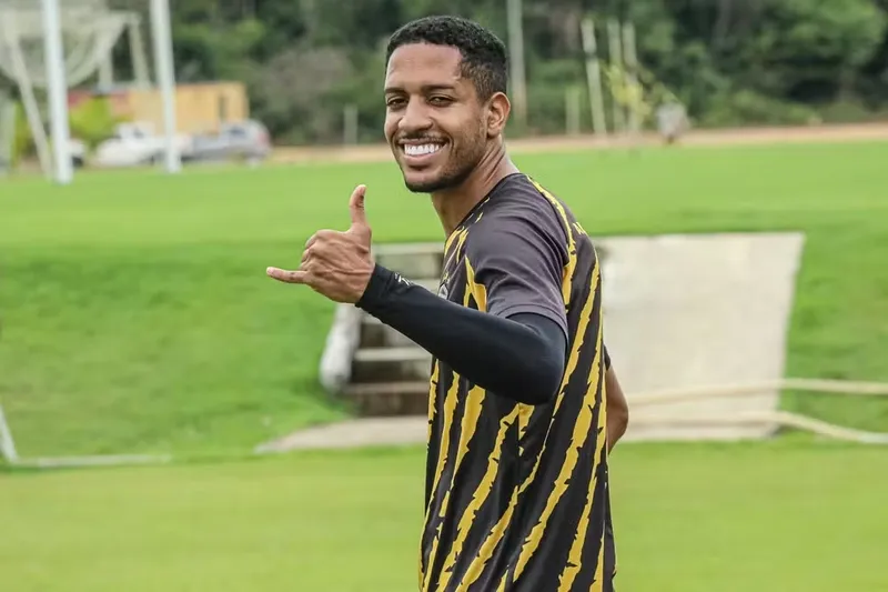 Miranda deverá ser anunciado pelo Galo, onde vai disputar a vaga de titular na defesa alvirrubra na temporada que vem